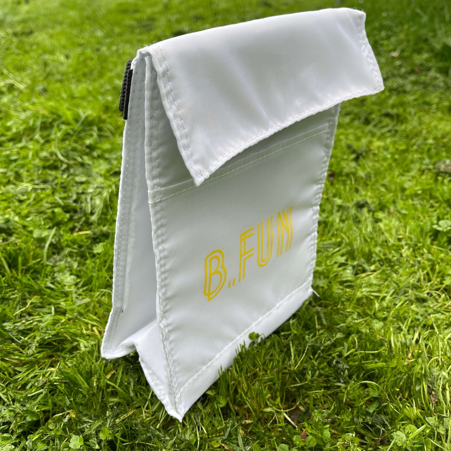 Insulated lunch carry bag in white and in a small size.