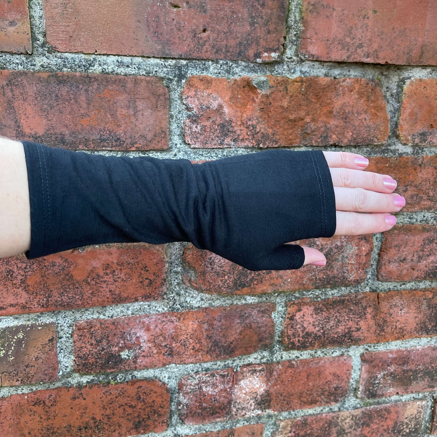 Fingerless merino gloves in black.