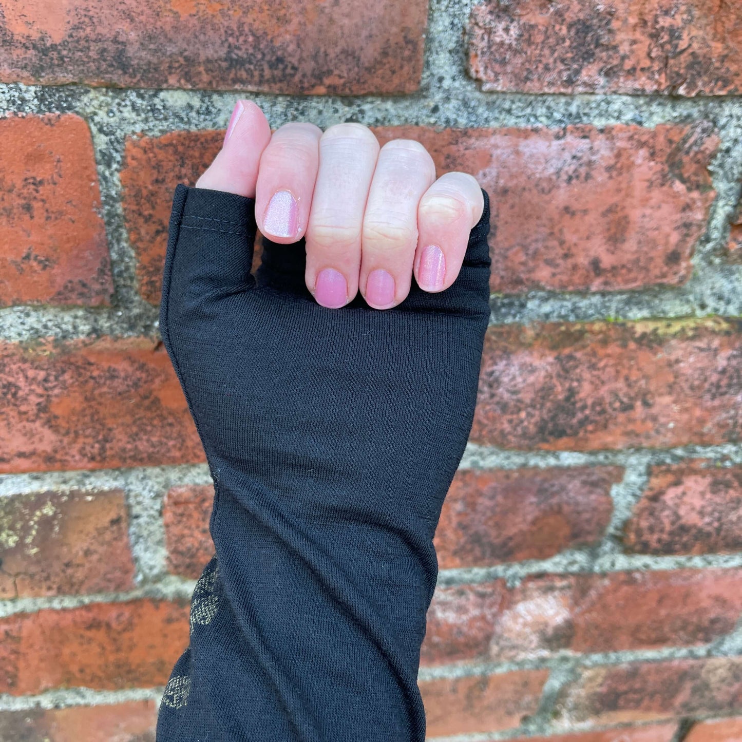 Fingerless merino gloves in black.