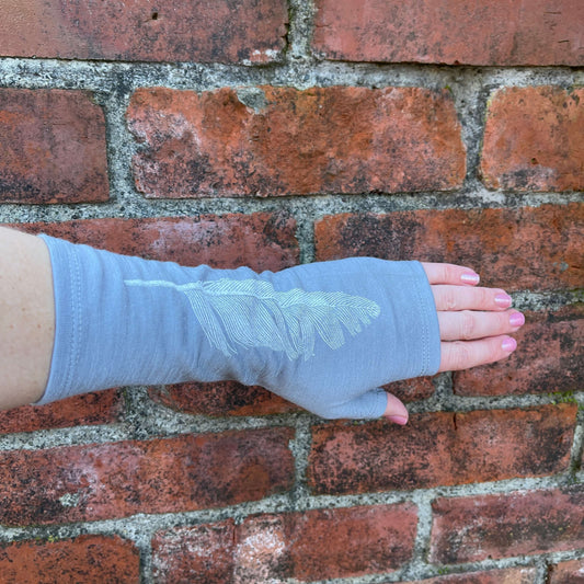 Fingerless merino gloves in light grey with white feather print.