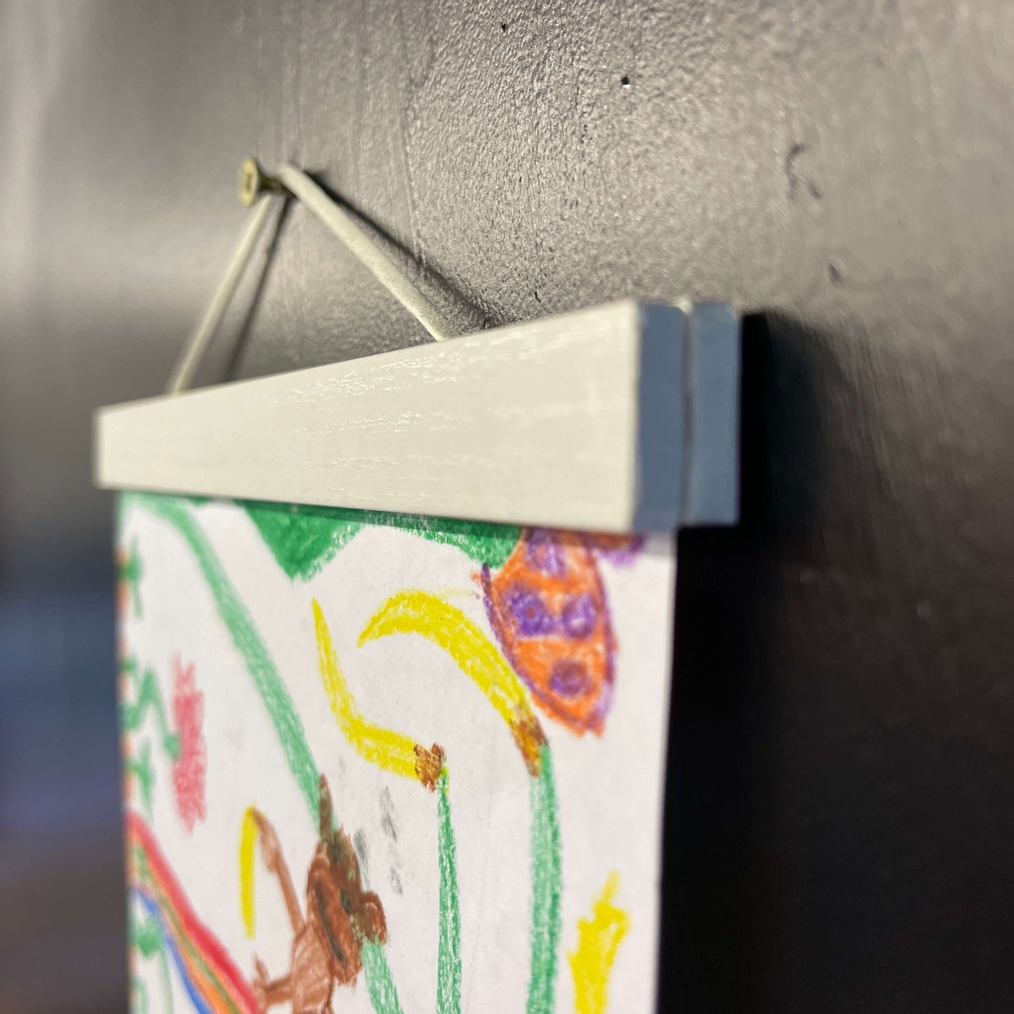 Wooden magnet picture frame in white.