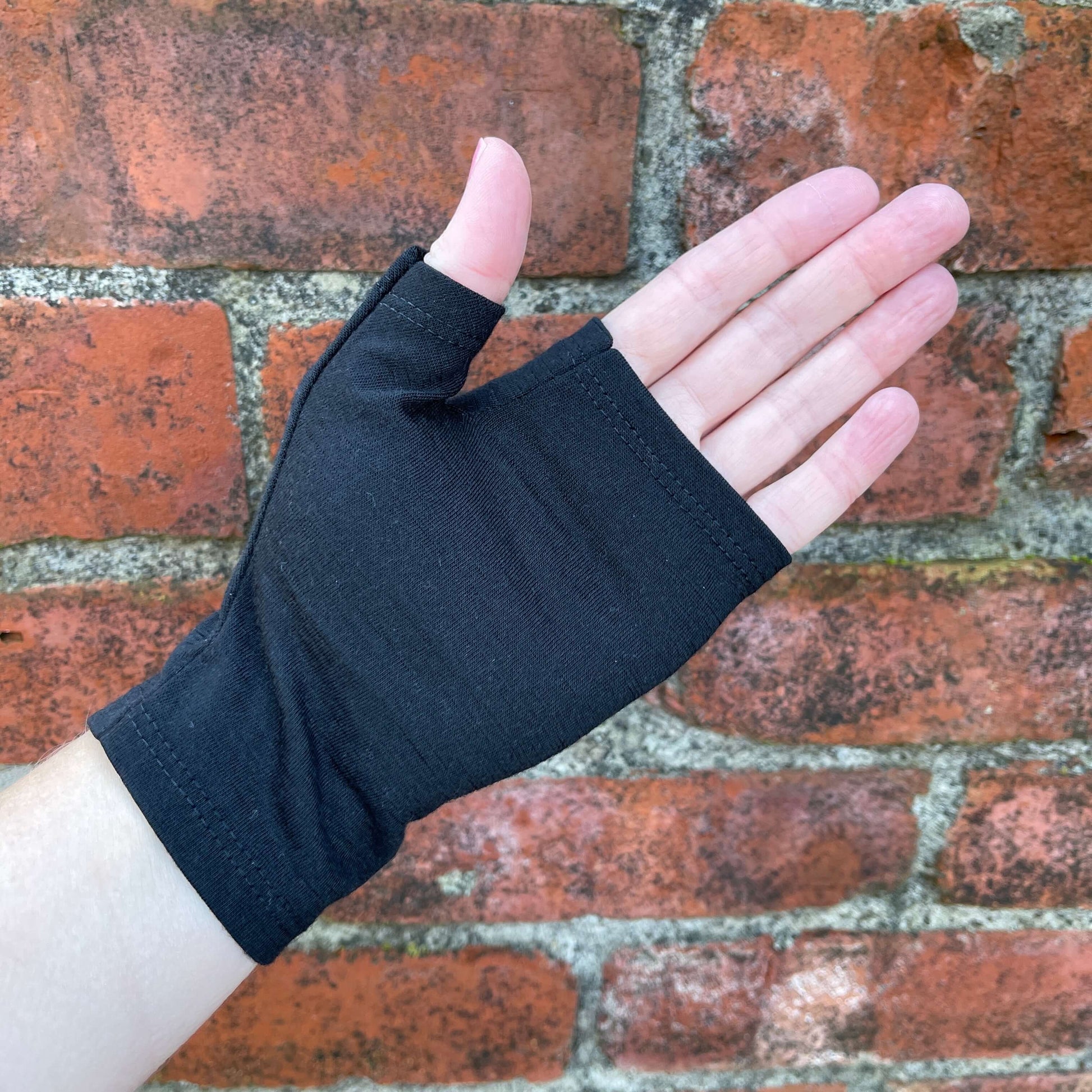 Fingerless merino gloves in plain black.
