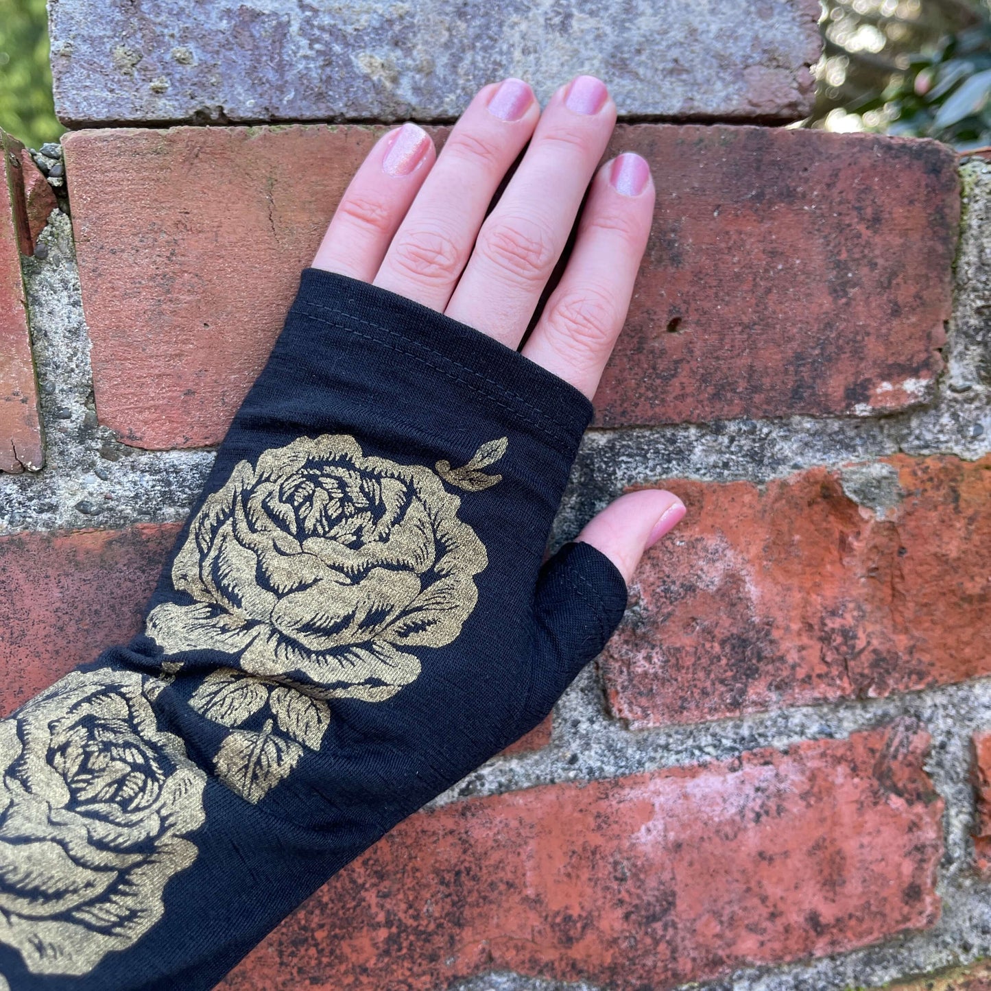 Fingerless merino gloves in black with gold roses.