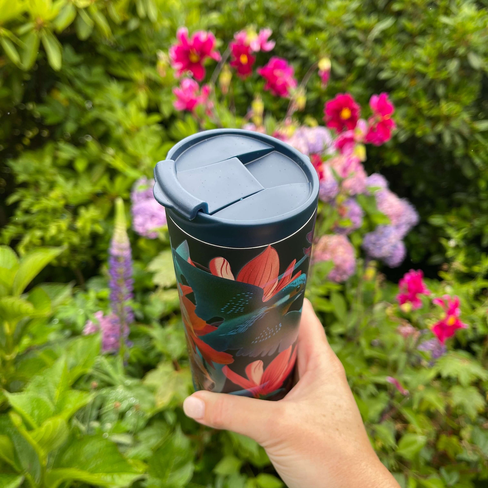 Flox reusable cup in navy blue with Kingfisher and Orchid print.