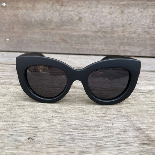 Womens sunglasses with Elizabeth Taylor style frames in black