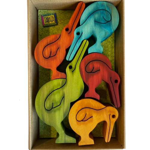 Box with wooden coloured kiwis in.