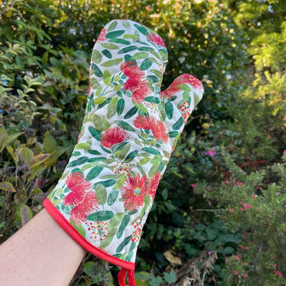Pot mitt with Pohutukawa florwers printed on it.